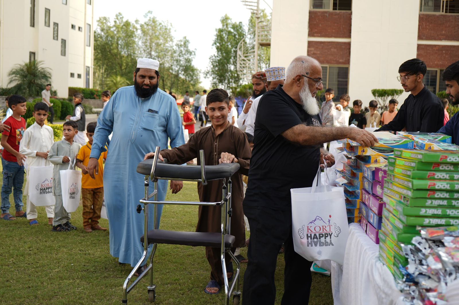 Children receiving KORT Happy Happy gift bags