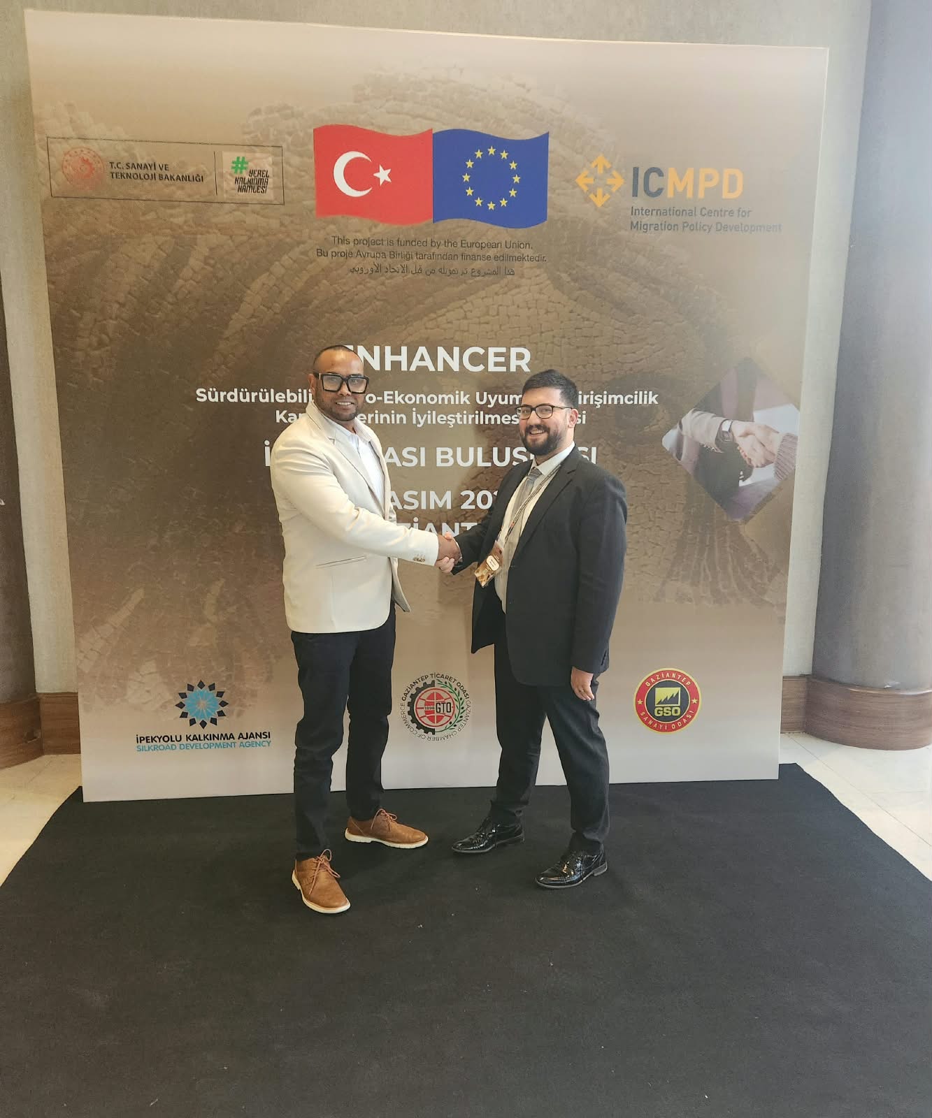 Mohamed Sameer Ismail shaking hands at the ENHANCER Business World Meeting in Gaziantep